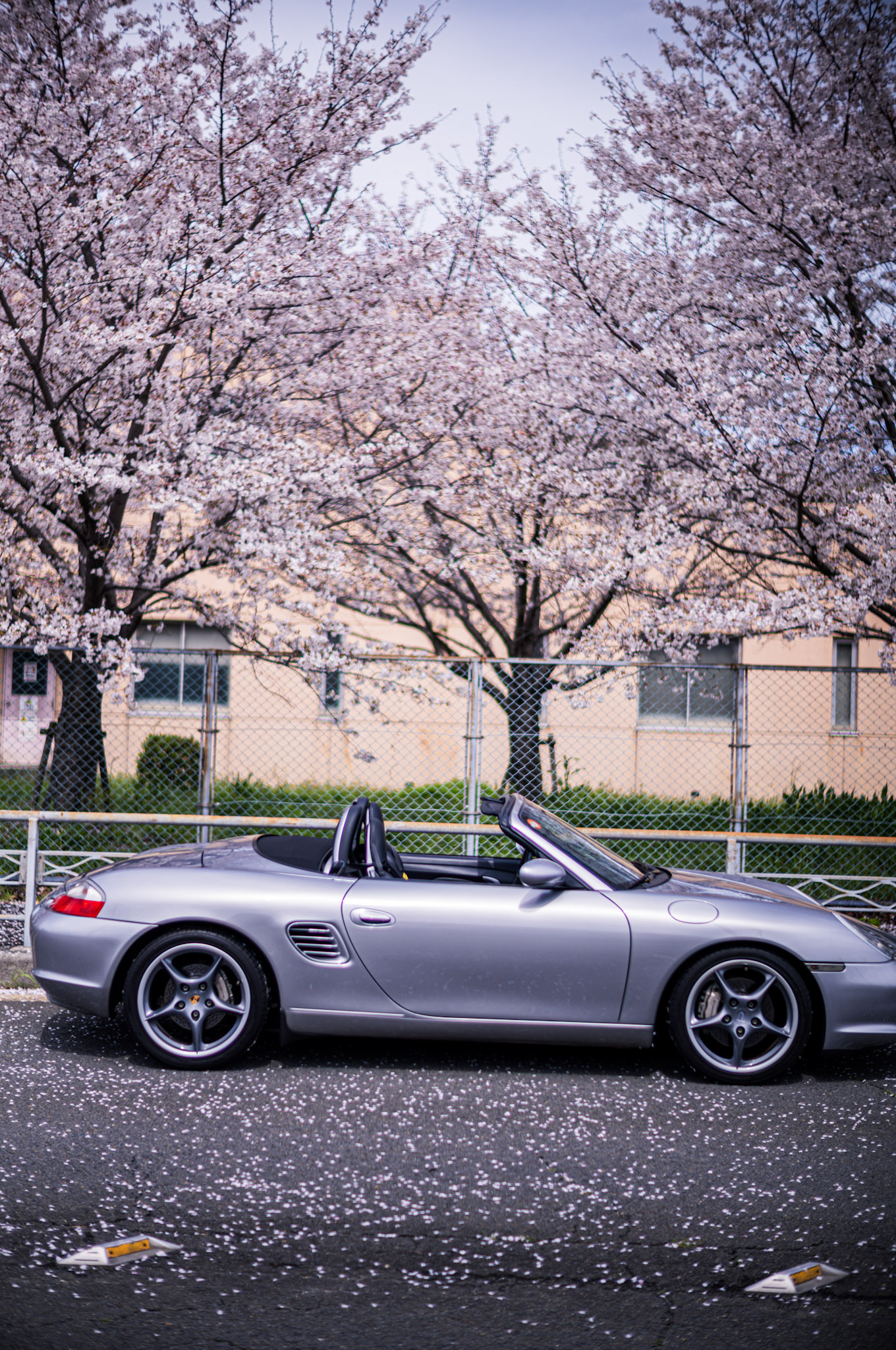 ポルシェ・ボクスターは、単にエントリーモデルではなく独自の価値を持って生まれたモデルです。

名前の由来は水平対向エンジンを表す「ボクサー」（Boxer）と、オープンカーを表す「ロードスター」（Roadster）を掛け合わせた造語。

水平対向エンジンとオープンモデルという組み合わせはポルシェの原点である356を思い起こさせます。