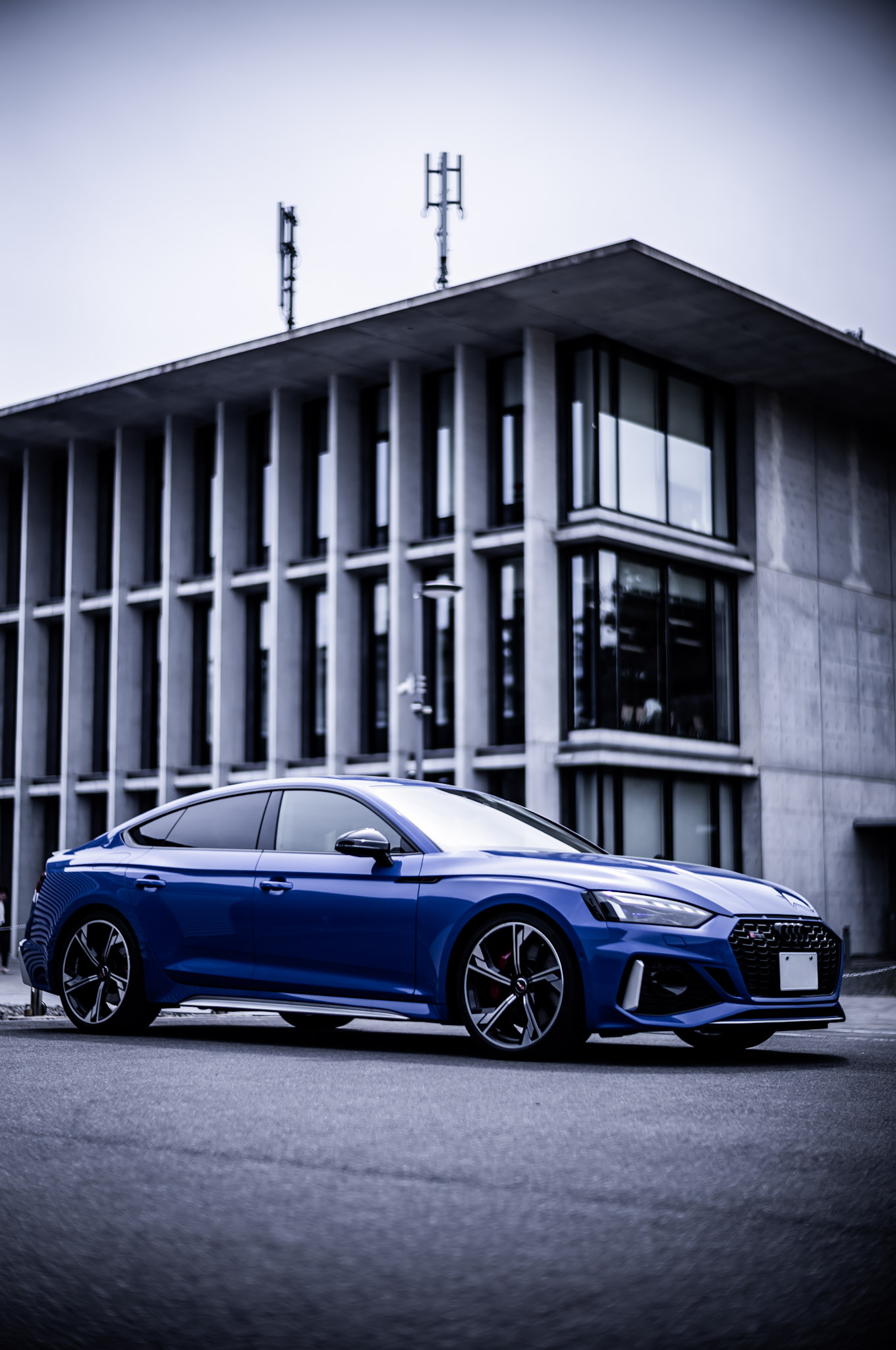 ノガロブルーに宿るRSの血統。穏やかなGTカーの顔と、熱量あふれるスポーツモデルの顔を鮮やかに切り替えながら、速さも実用性も美しさも高次元で成立させるRS5スポーツバック。その完成度は、選ぶ側の感性にまで誇りを与えてくれる。