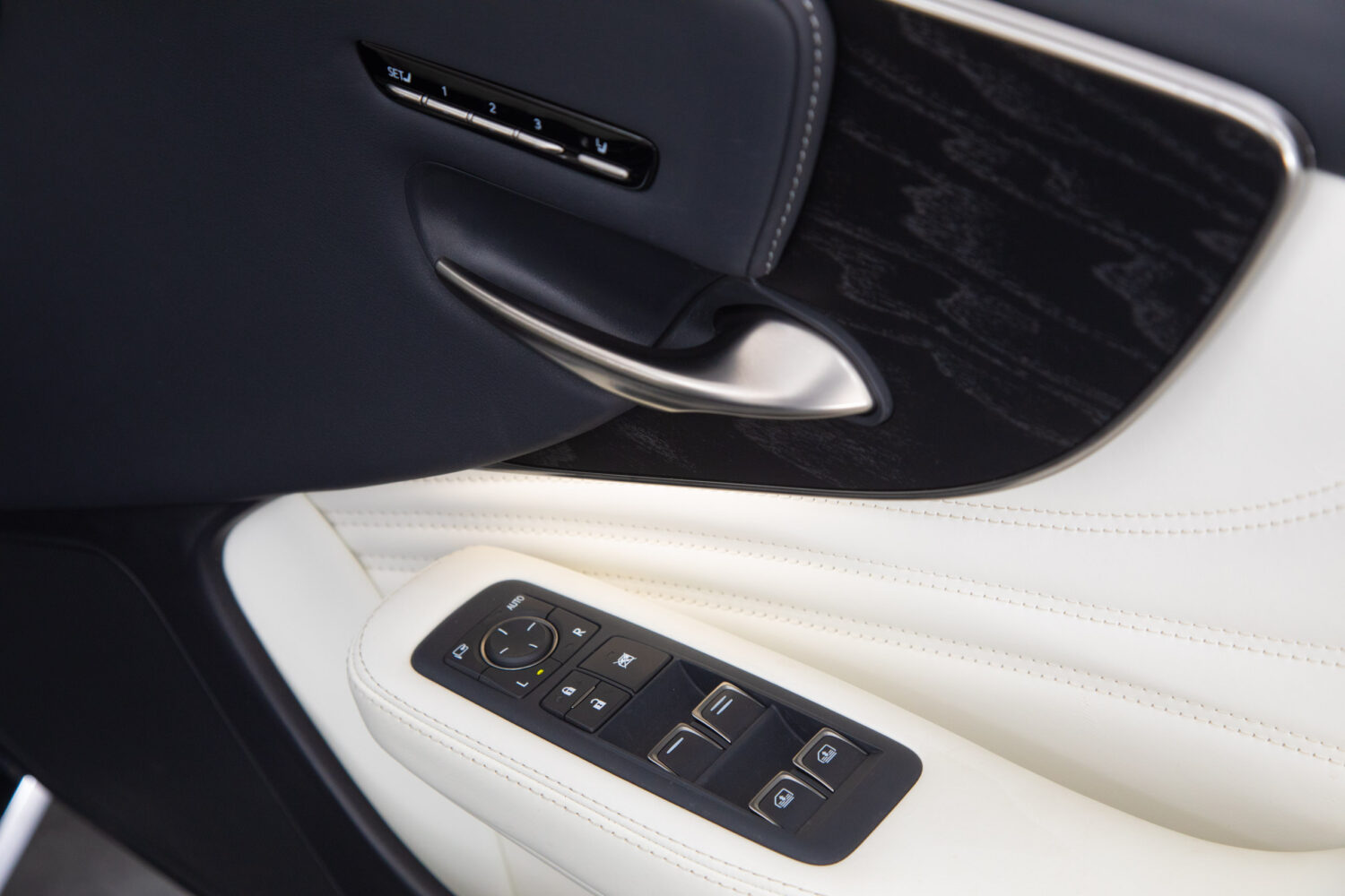 LS500h バージョンL 4WD