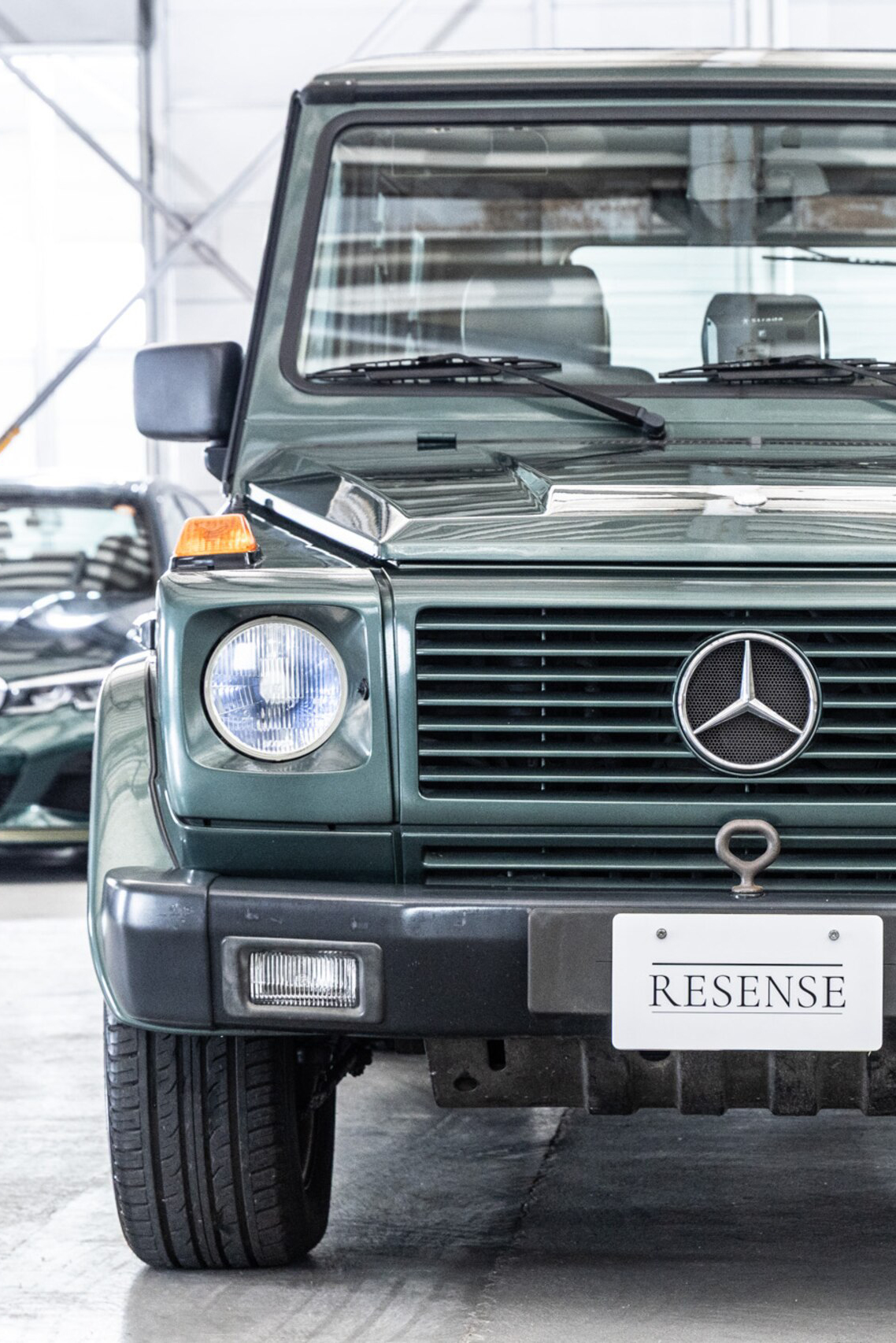 先代ゲレンデとして親しまれてきたW463型Gクラスは、1990年から2018年まで販売されたロングセラーモデルです。

その中でも、初期モデルとして原点に位置づけられるのが、今回ご紹介する300GEです。