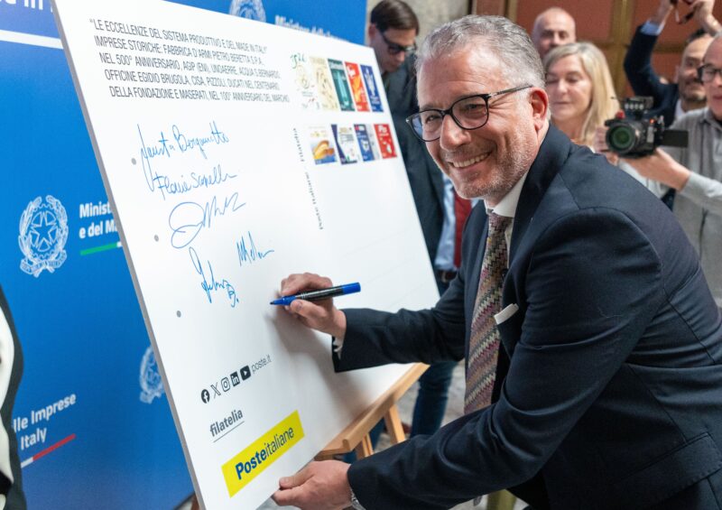 トライデント誕生100周年記念 マセラティ 特別切手を発表