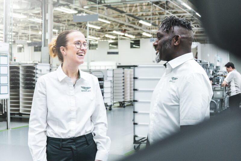 カーボン部材を用いた次世代ワークウェア　ベントレー　電動化時代の生産を支える