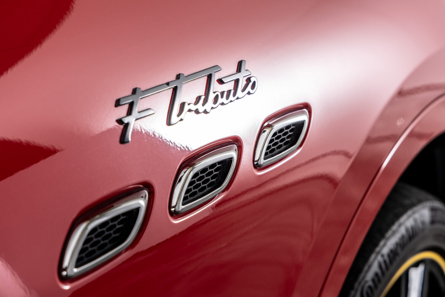 レヴァンテ  Fトリブート 4WD