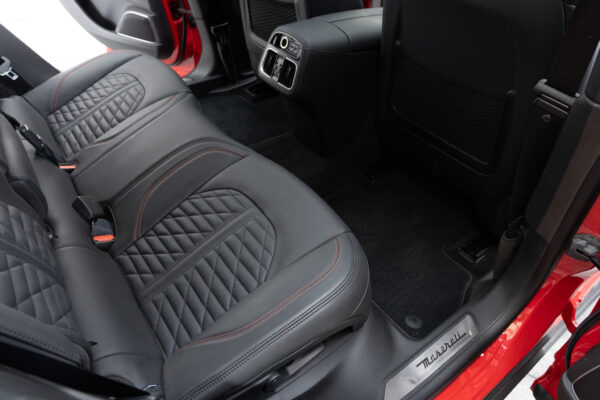 レヴァンテ  Fトリブート 4WD