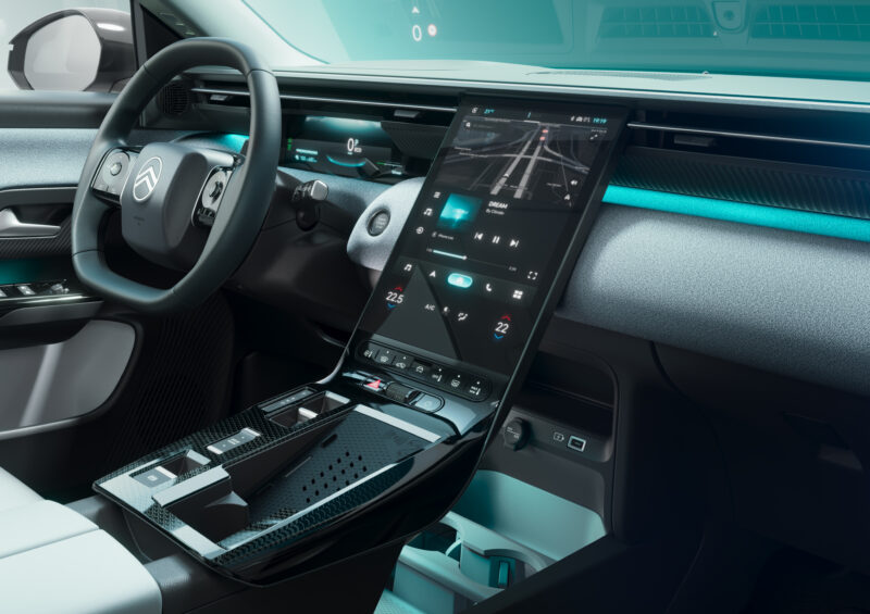 新型シトロエンC5エアクロス登場 13インチ縦型ウォーターフォールスクリーン搭載