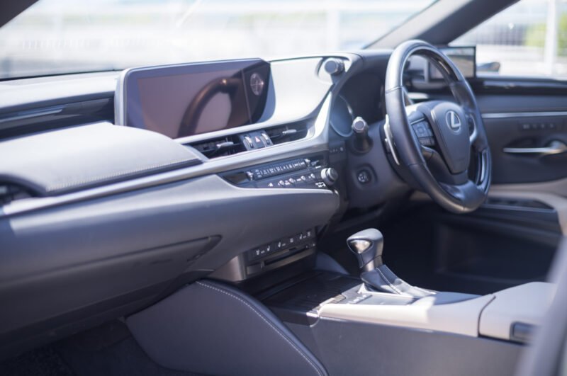 レクサス・ES300h（2020）今、あえてセダンという選択