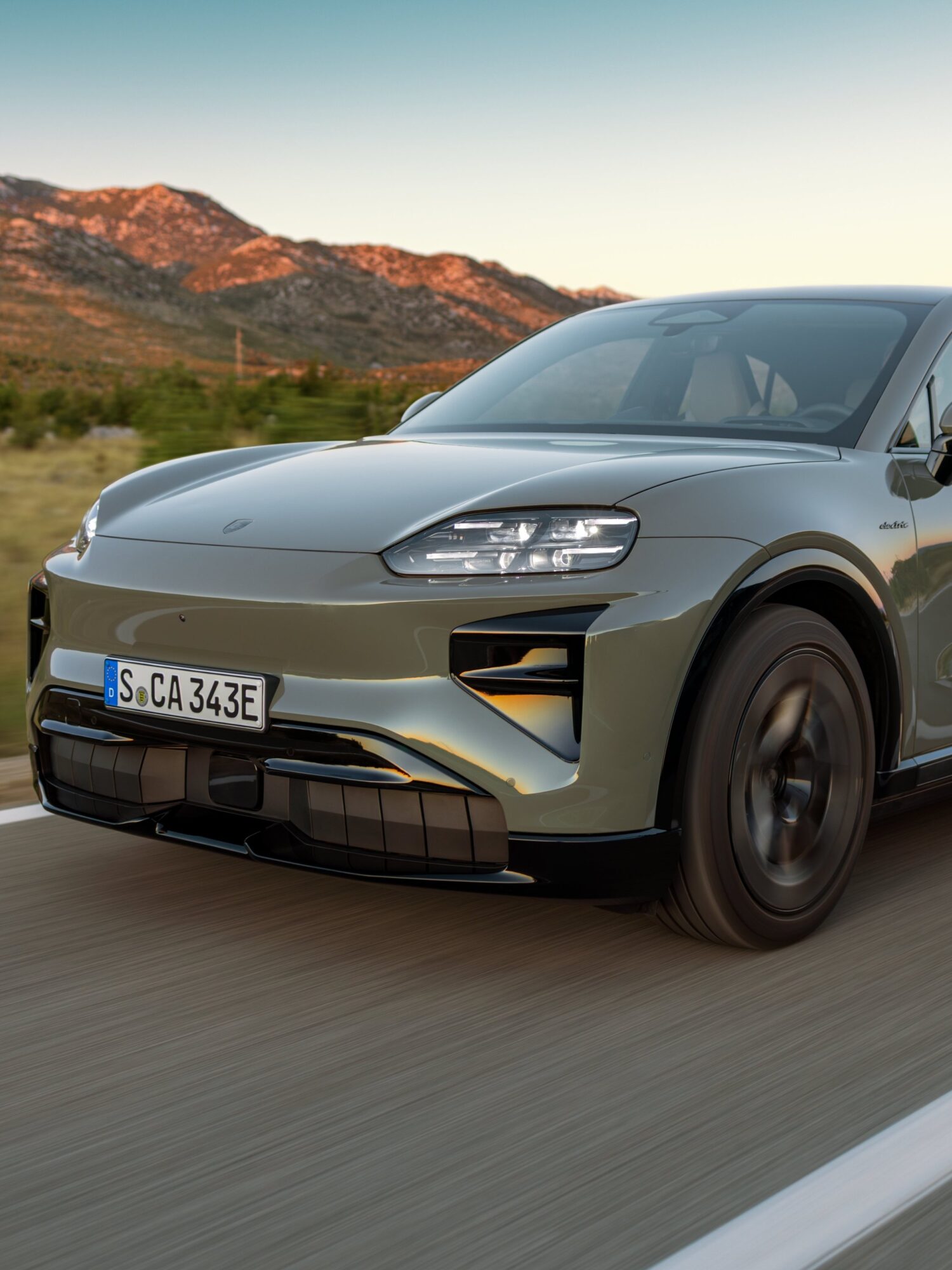 発売時のモデルは3種類 ポルシェ・カイエン・エレクトリック 予約受注開始