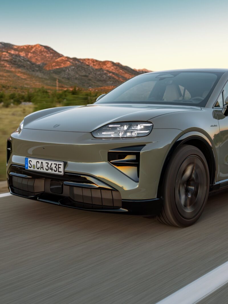 発売時のモデルは3種類　ポルシェ・カイエン・エレクトリック　予約受注開始