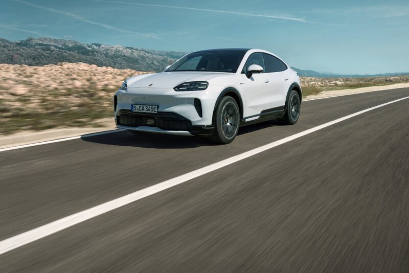 発売時のモデルは3種類　ポルシェ・カイエン・エレクトリック　予約受注開始