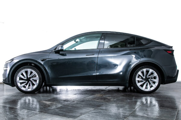 モデルY LAUNCH SERIES RWD