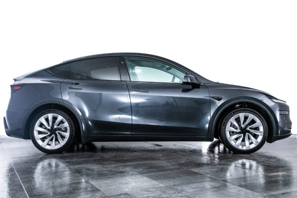 モデルY LAUNCH SERIES RWD