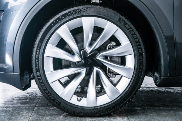 モデルY LAUNCH SERIES RWD