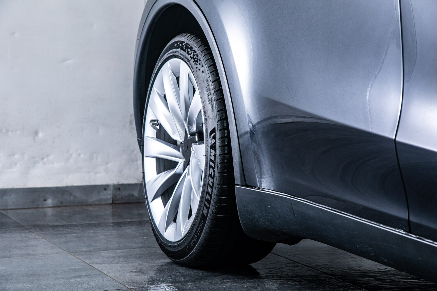 モデルY LAUNCH SERIES RWD