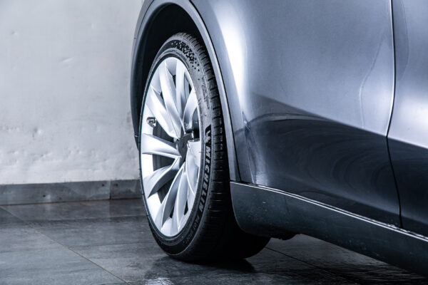 モデルY LAUNCH SERIES RWD