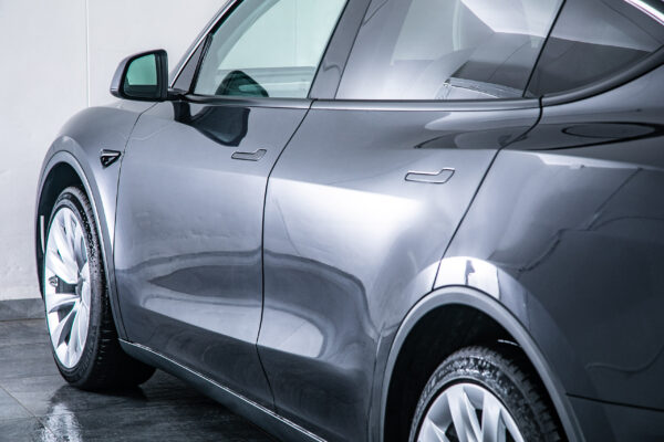 モデルY LAUNCH SERIES RWD