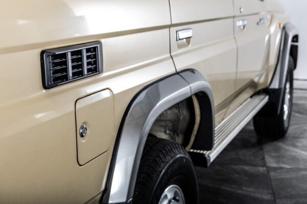 ランドクルーザー70 5ドア 4.0 4WD