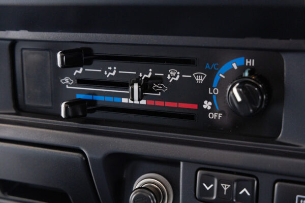 ランドクルーザー70 5ドア 4.0 4WD