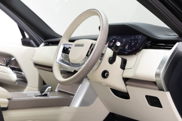 レンジローバー オートバイオグラフィ4.4L P530 LWB 4WD