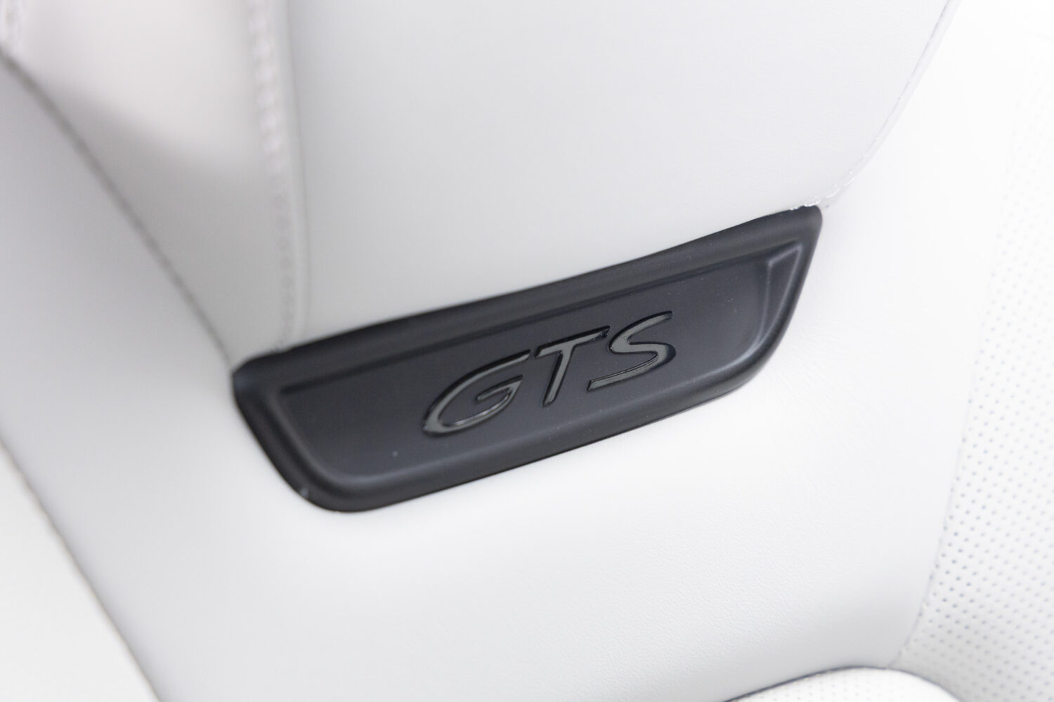 マカンエレクトロ GTS 4WD