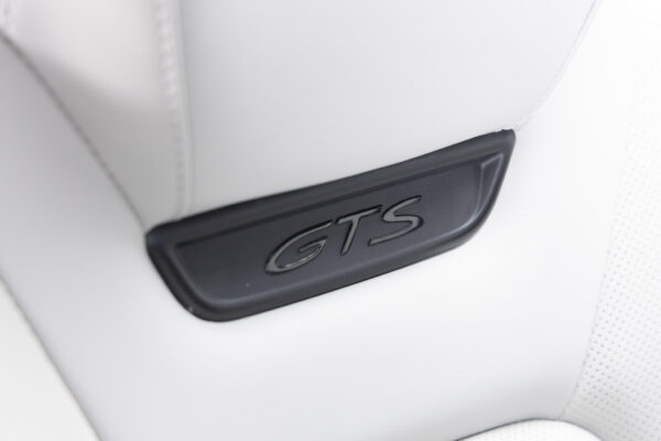 マカンエレクトロ GTS 4WD