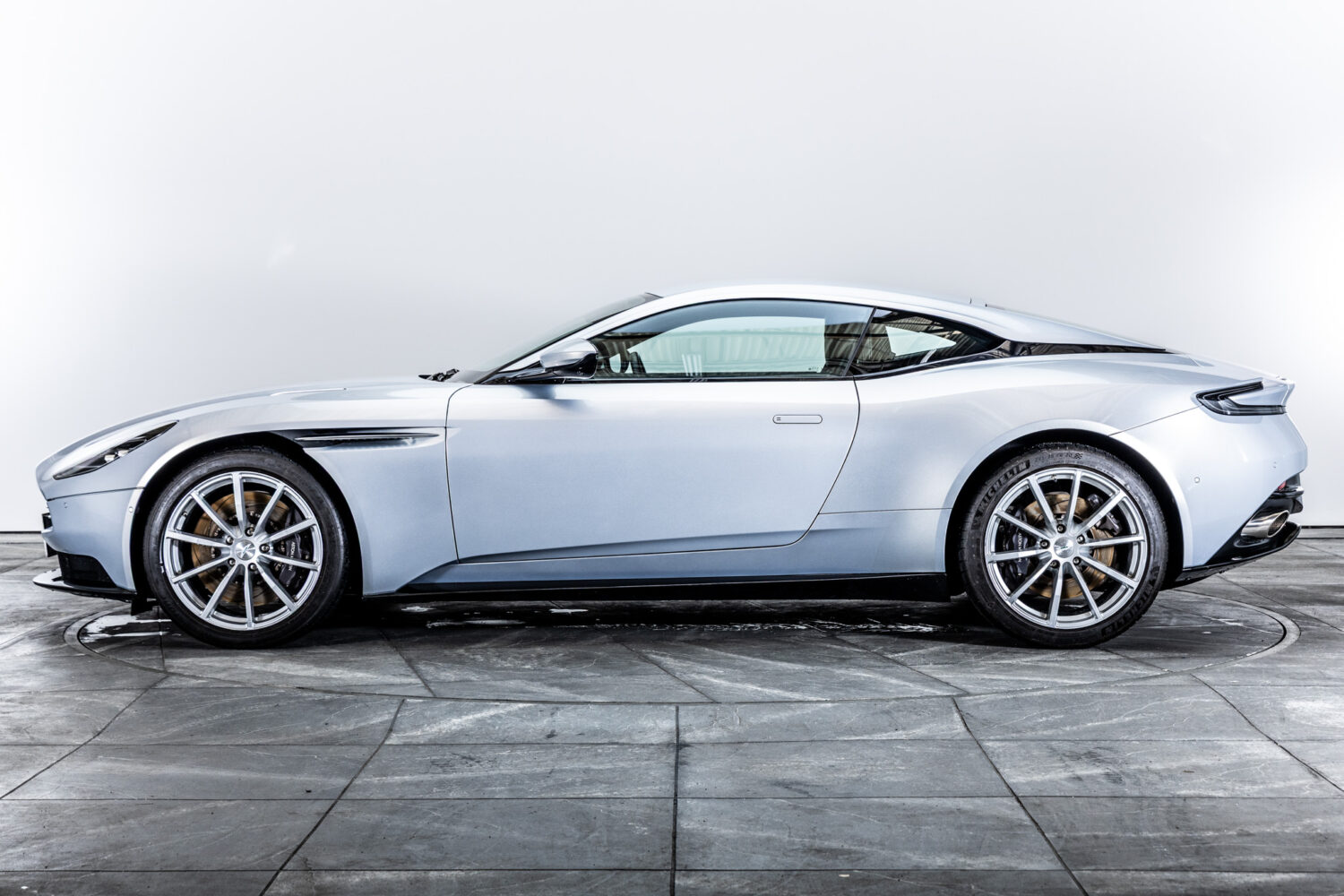 DB11 AMR