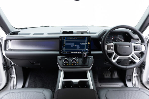 ディフェンダー 110 XダイナミックSE 2.0L P300 4WD
