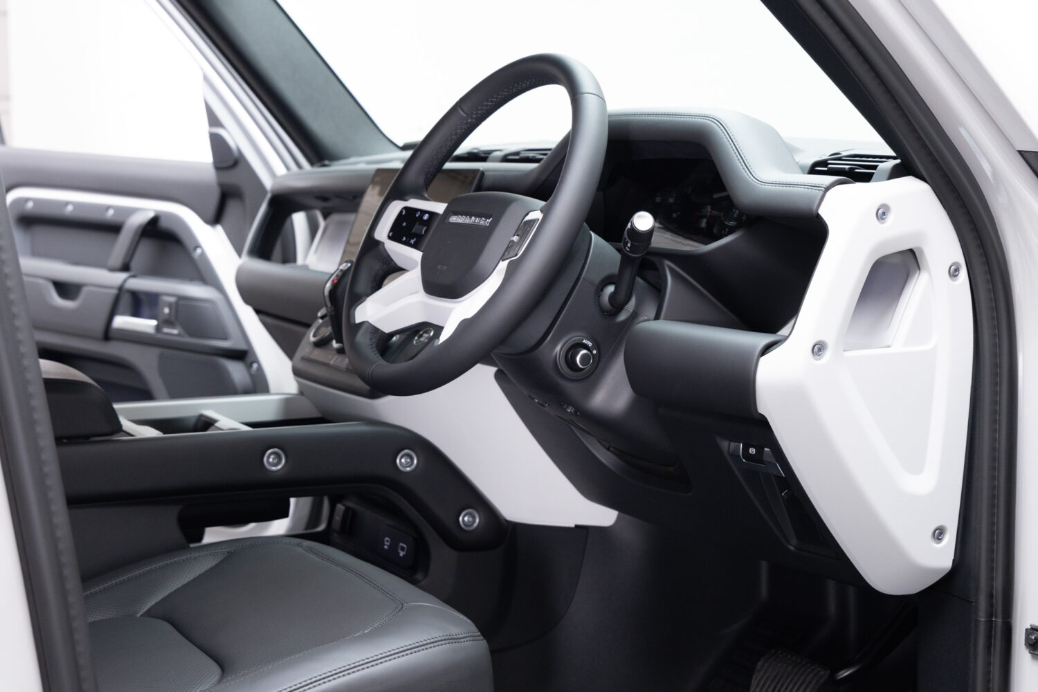 ディフェンダー 110 XダイナミックSE 2.0L P300 4WD