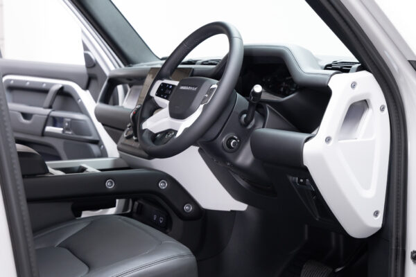 ディフェンダー 110 XダイナミックSE 2.0L P300 4WD