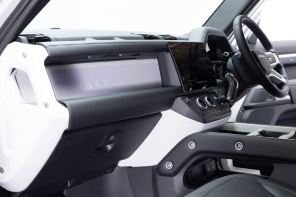ディフェンダー 110 XダイナミックSE 2.0L P300 4WD