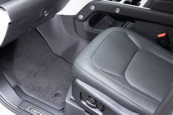 ディフェンダー 110 XダイナミックSE 2.0L P300 4WD