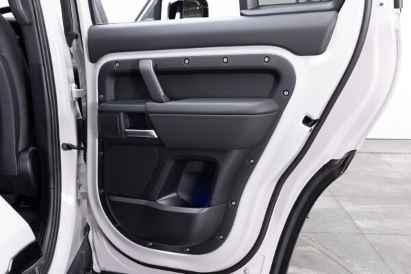 ディフェンダー 110 XダイナミックSE 2.0L P300 4WD