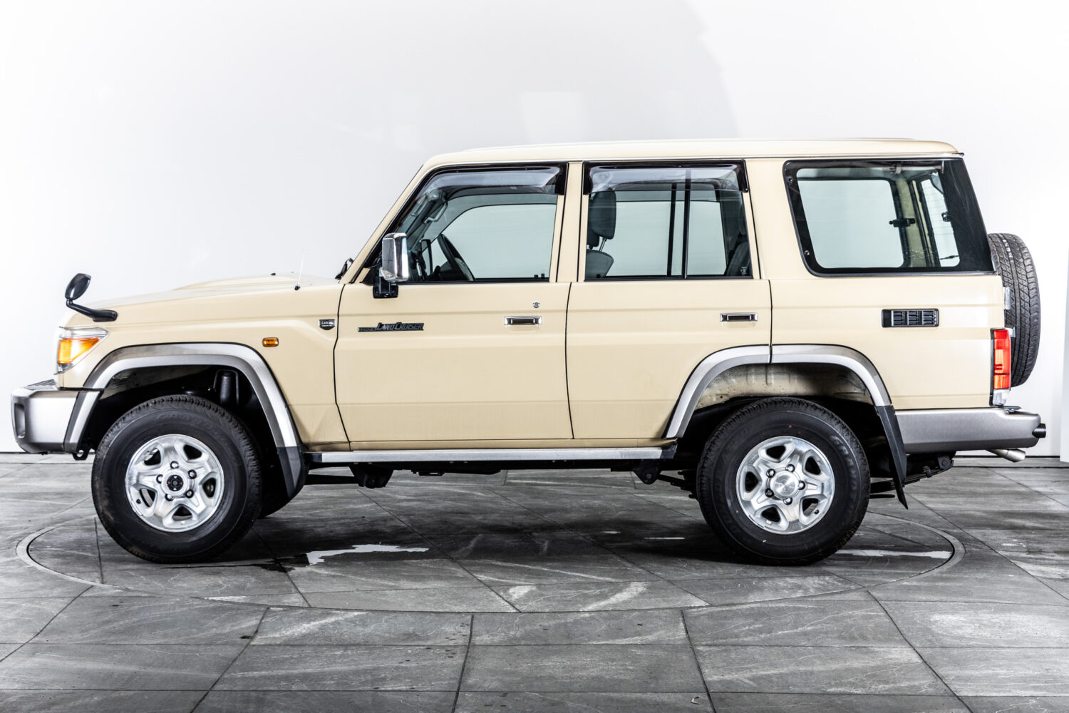 ランドクルーザー70 5ドア 4.0 4WD