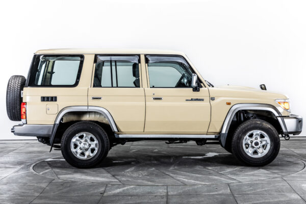 ランドクルーザー70 5ドア 4.0 4WD