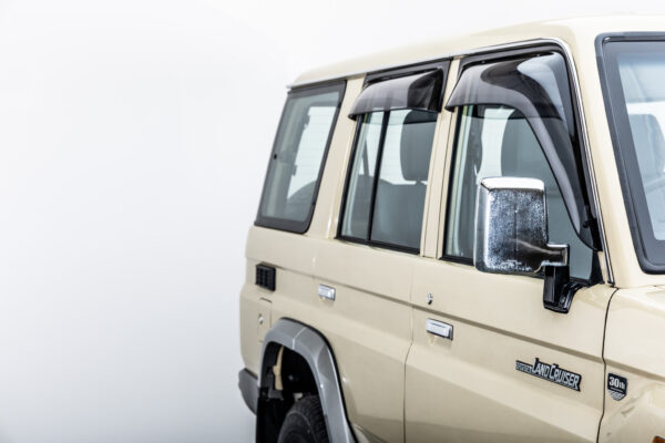 ランドクルーザー70 5ドア 4.0 4WD