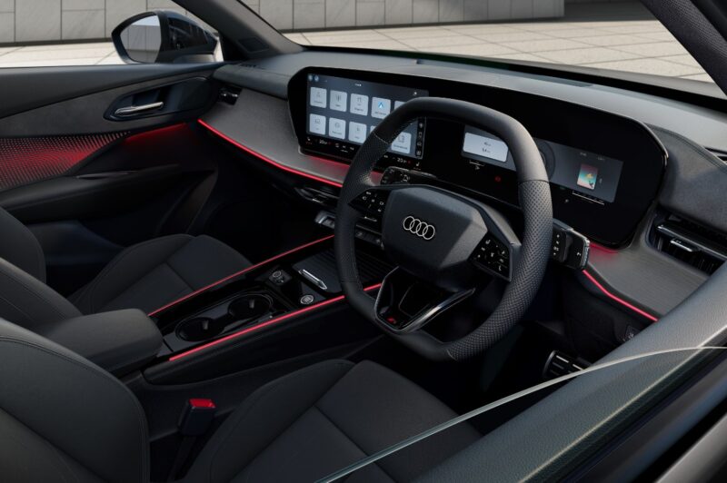 フルモデルチェンジ　アウディQ3シリーズ　マットやローンチエディションも登場
