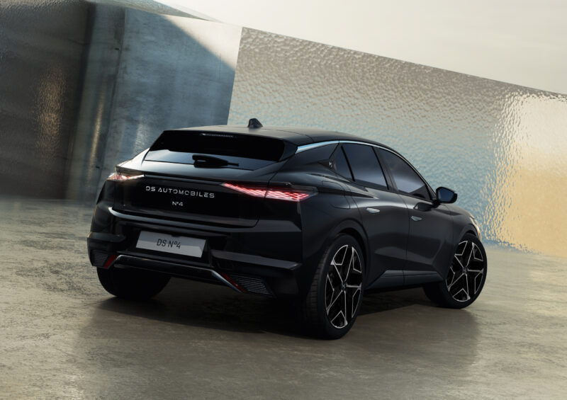 新型DS N°4 エトワール・ハイブリッド 造形の美しさと光の表現を際立たせる