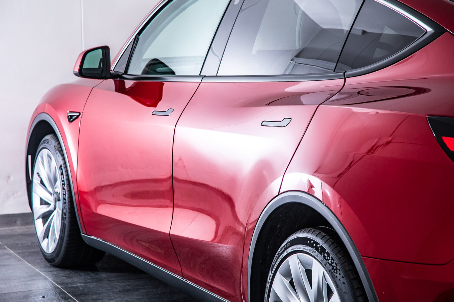 モデルY LAUNCH SERIES デュアルモーター AWD ロングレンジ 4WD