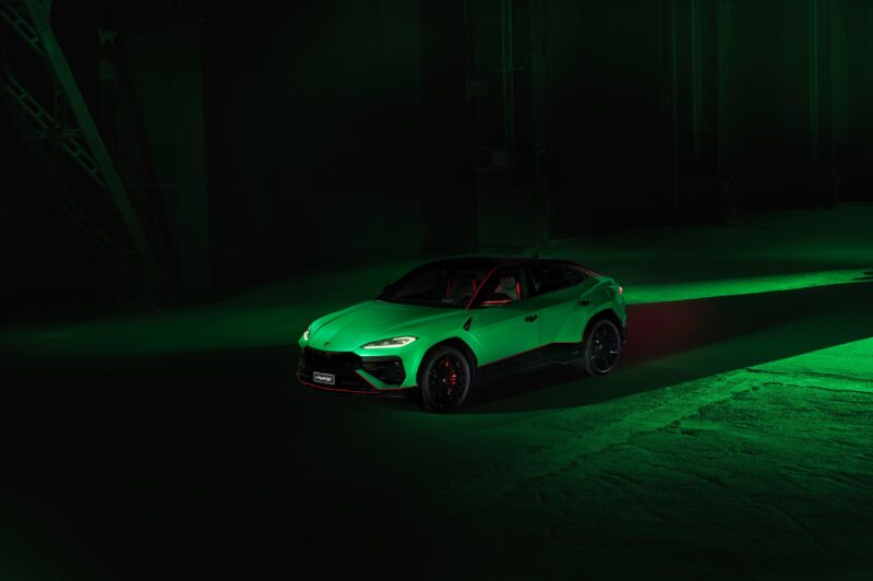 最も​特別な​スーパーSUV　ランボルギーニ・ウルスSE テットネロ・カプセル