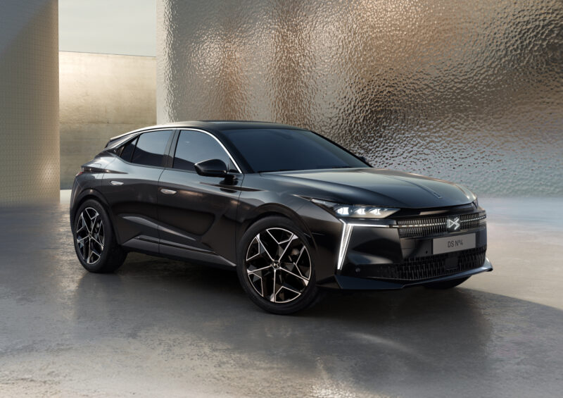 新型DS N°4 エトワール・ハイブリッド 造形の美しさと光の表現を際立たせる