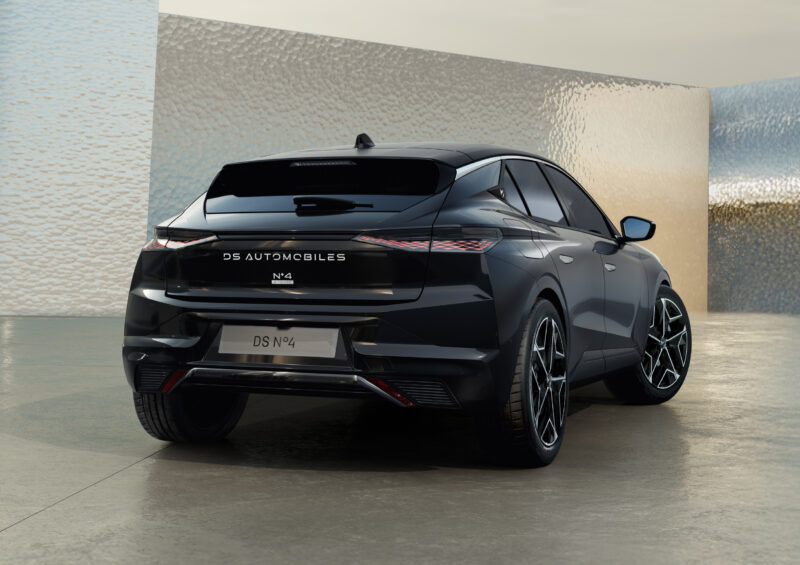 新型DS N°4 エトワール・ハイブリッド 造形の美しさと光の表現を際立たせる