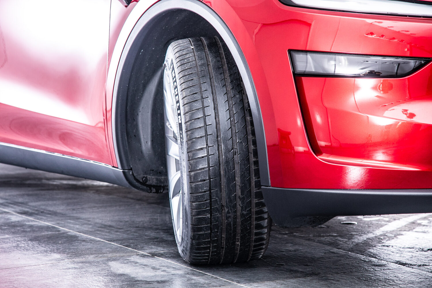 モデルY LAUNCH SERIES デュアルモーター AWD ロングレンジ 4WD