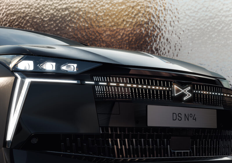 新型DS N°4 エトワール・ハイブリッド　造形の美しさと光の表現を際立たせる