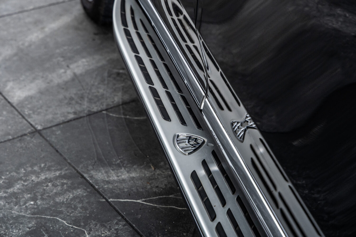 EQS SUV 680ファーストクラスPKG 4WD 左H
