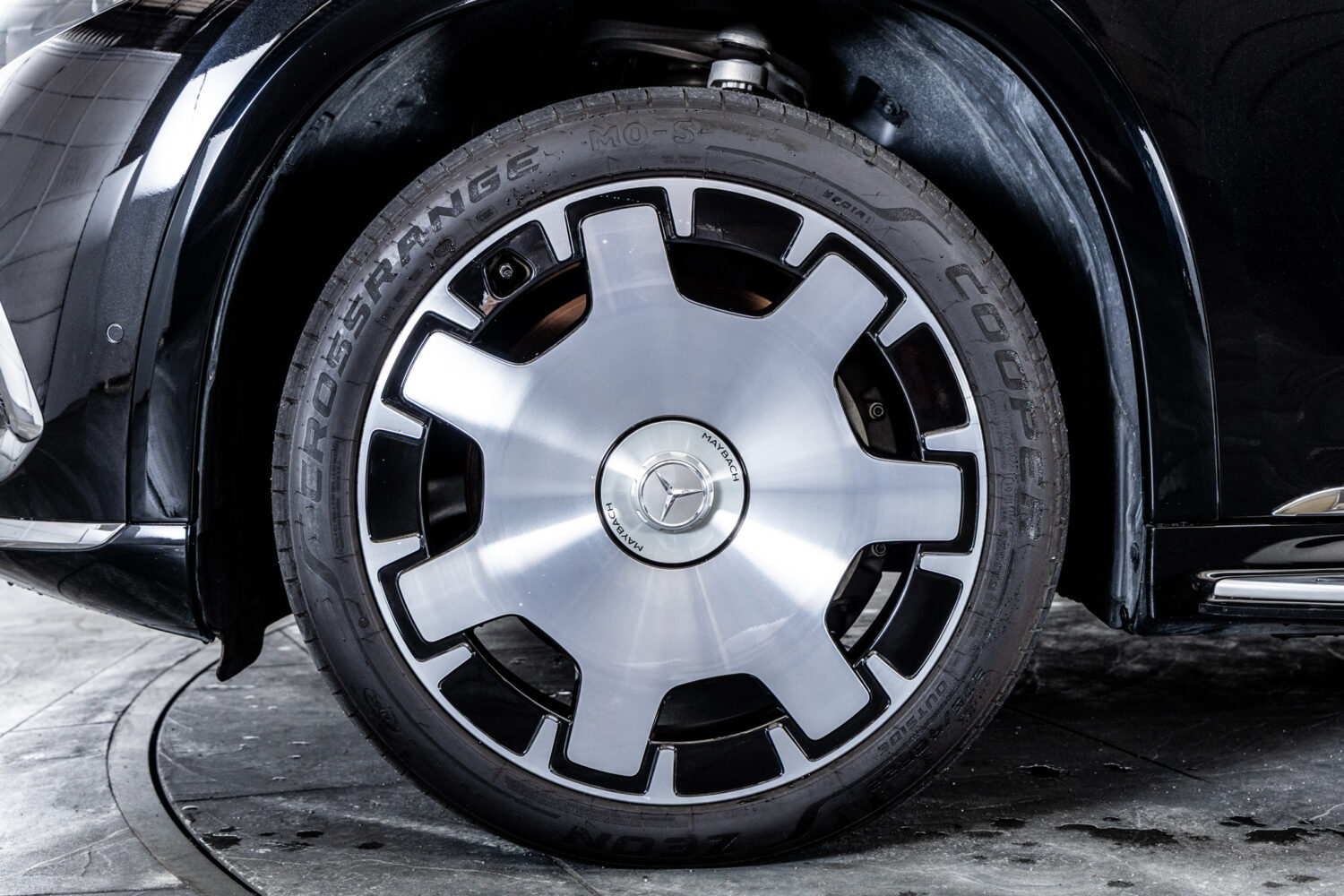 EQS SUV 680ファーストクラスPKG 4WD 左H