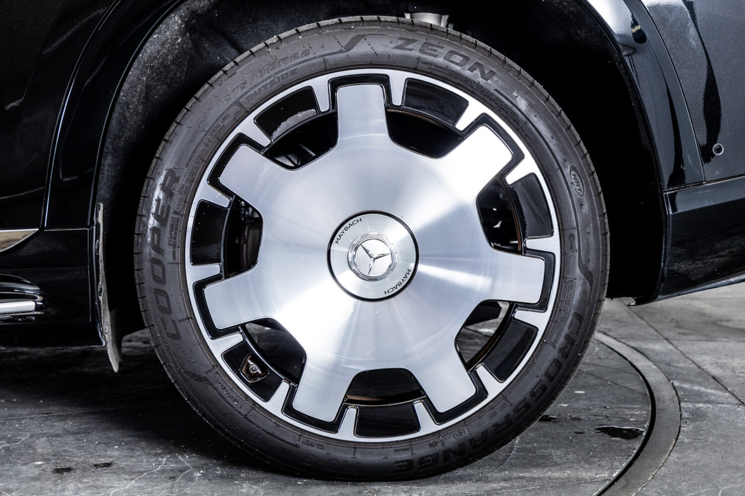 EQS SUV 680ファーストクラスPKG 4WD 左H