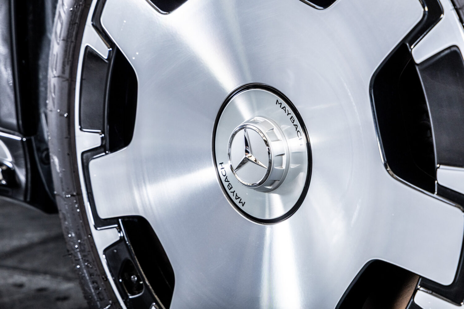 EQS SUV 680ファーストクラスPKG 4WD 左H