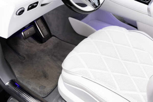 EQS SUV 680ファーストクラスPKG 4WD 左H