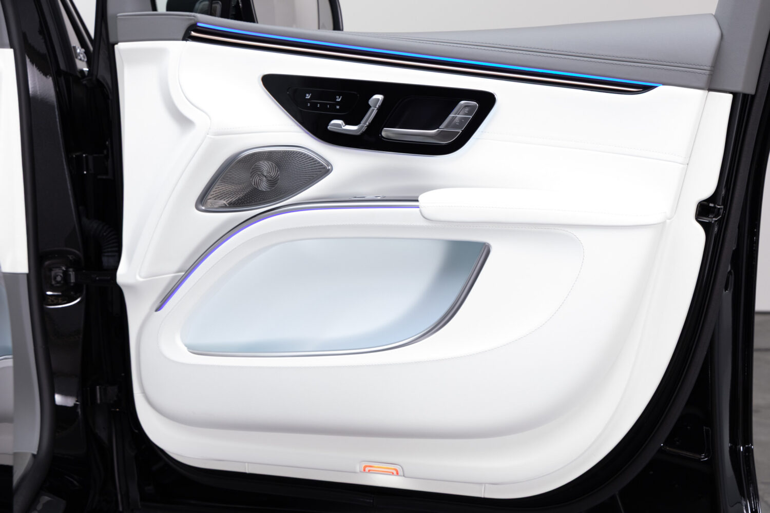 EQS SUV 680ファーストクラスPKG 4WD 左H