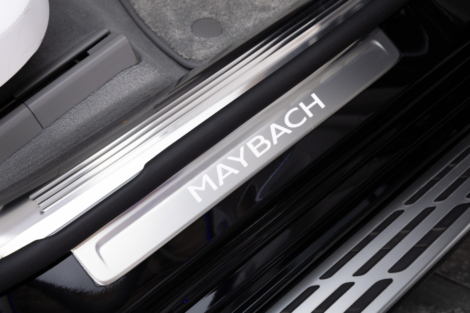 EQS SUV 680ファーストクラスPKG 4WD 左H