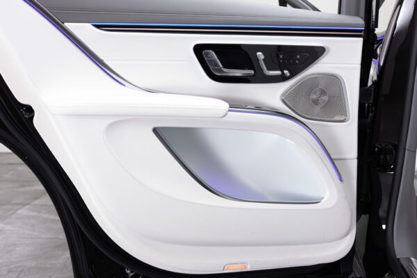 EQS SUV 680ファーストクラスPKG 4WD 左H